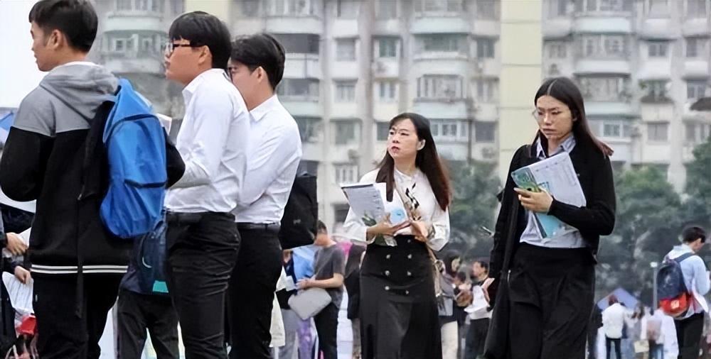 大学生|大学生成为廉价劳动力,为何大学生会沦落至此?老板揭开现实真相