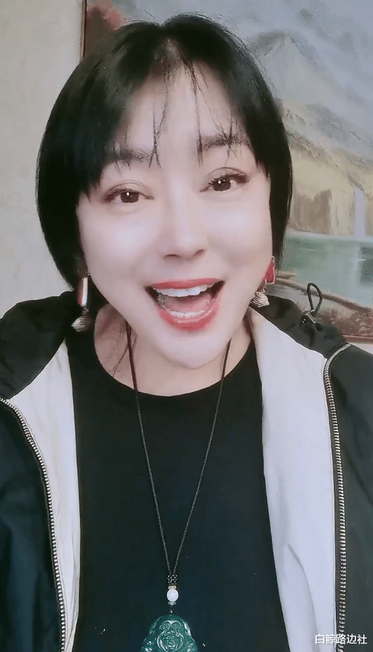 李菁菁|52岁李菁菁曝近况！患癌后瘦出尖下巴颜值回春，和21岁老公好恩爱