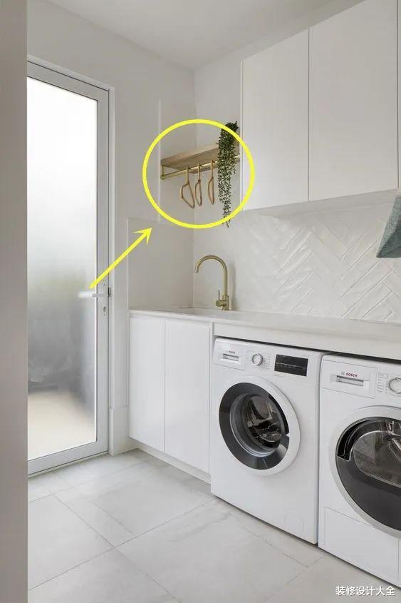 邻居太聪明,厨房水槽台上留空装搁板置物架代替,比橱柜好用多了!