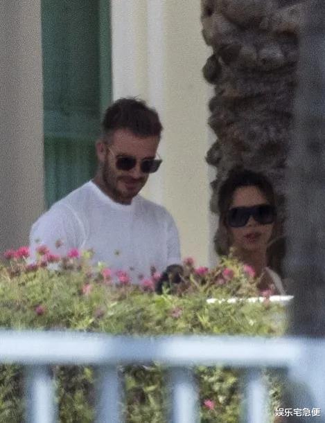 维多利亚·贝克汉姆|贝克汉姆高调抵达女方家，贝嫂晒与新儿媳合影，小七当伴娘心情好