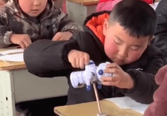 文具|小学生“硬核”橡皮擦火了，被网友调侃“传家宝”：一皮传三代