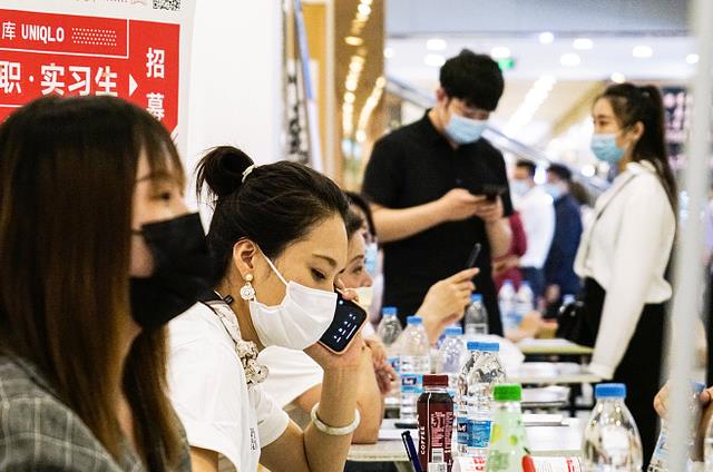 大学生|找工作很难吗？HR感到不解：月薪3千的客服，几十名大学生应聘