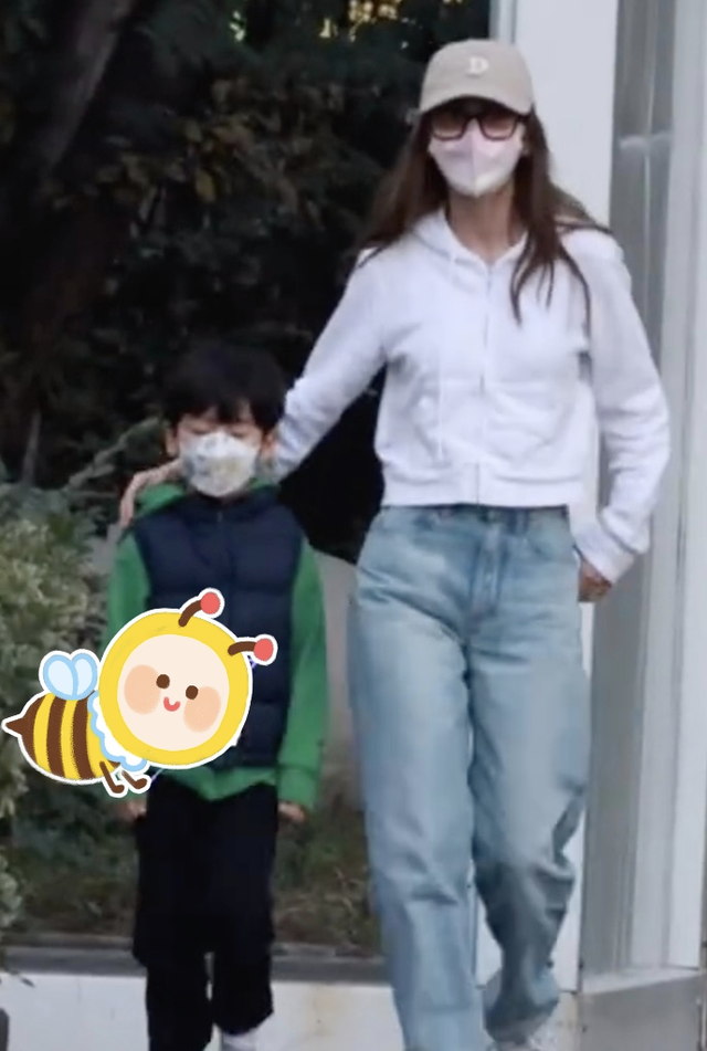 小海绵|baby获儿子接机一起做核酸，小海绵身高瞩目，懂事帅气像黄晓明