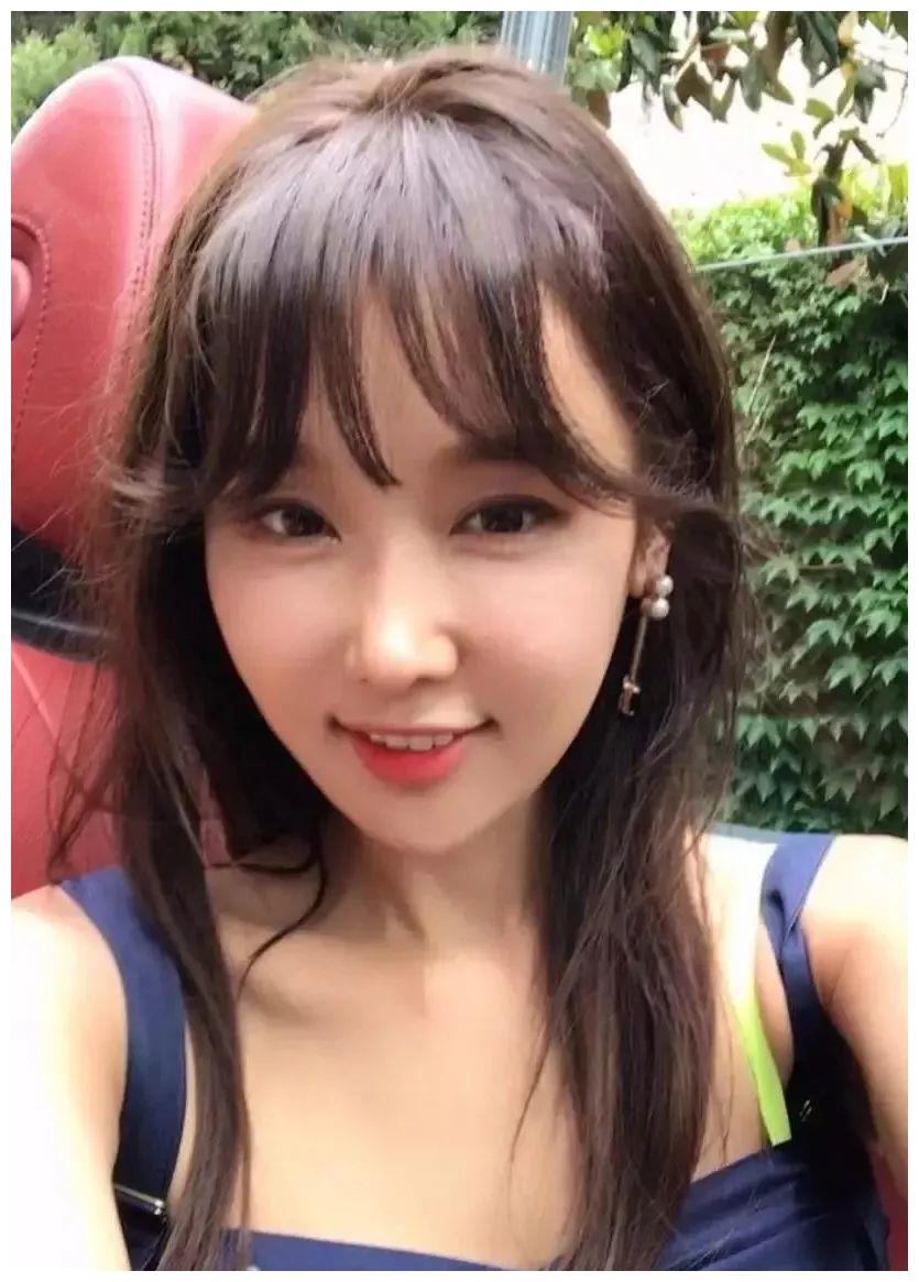 50岁冻龄美女牙医火了,沉迷自拍遭女儿投诉,网友替她喊冤:自拍太少!