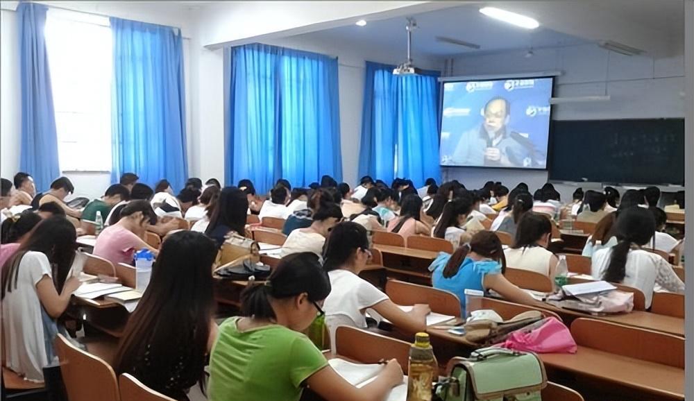 河南某大学女生把隔离早餐扔垃圾桶,引起众怒