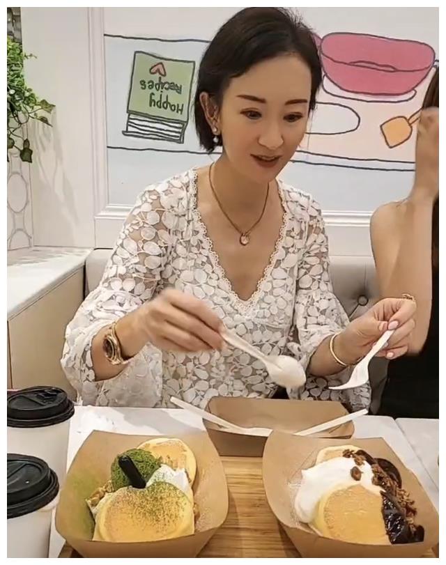 她是1989年港姐季军，2次遇人不淑，45岁嫁内地富豪，有冻龄美貌