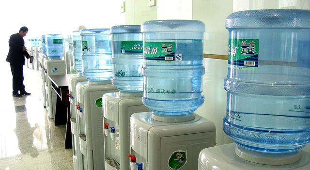 净水器|喝桶装水和买净水器,哪个更划算?算了一笔账,才知道自己选错了