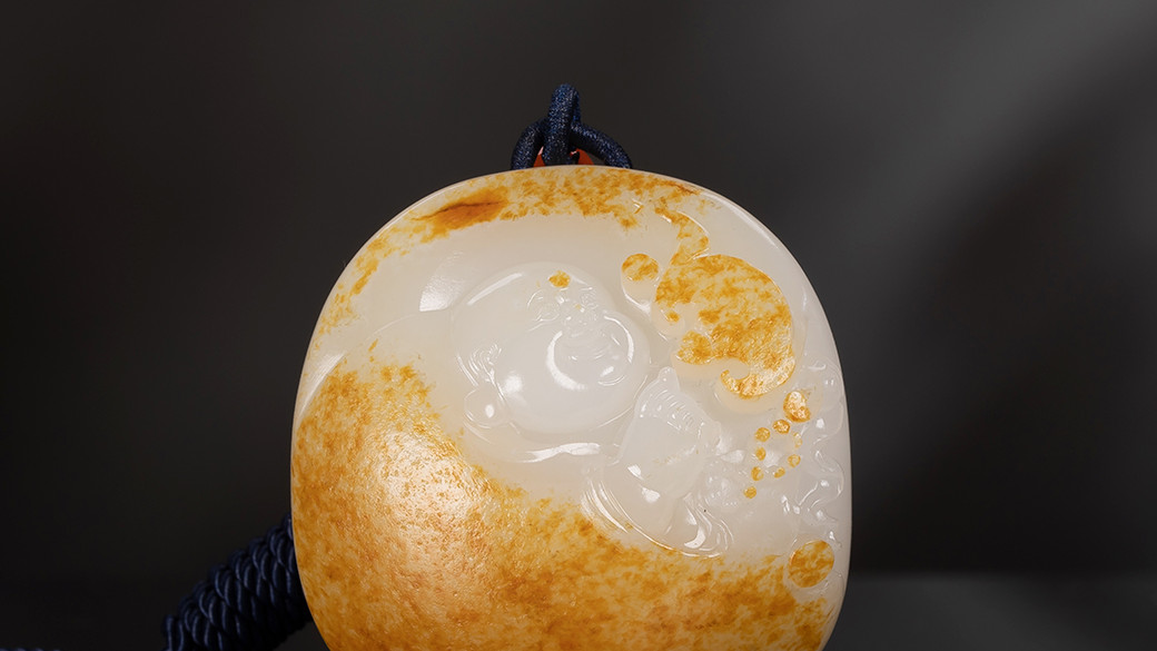 和田玉籽料|侯晓锋玉雕：和田玉籽料黄金皮弥勒佛玉牌收藏级