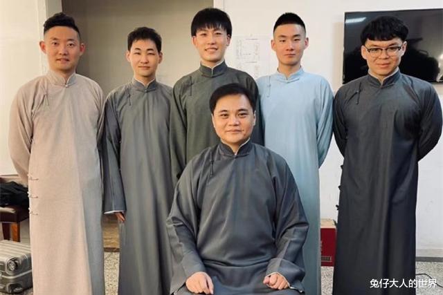 高峰|德云社高峰舞台砸挂徒弟,逗乐台下观众,粉丝:这是亲师父吗?