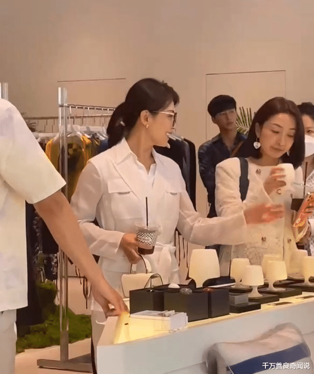 刘涛|刘涛离婚风波后被偶遇，身形消瘦宛如纸片人，拎近3万元包显气质