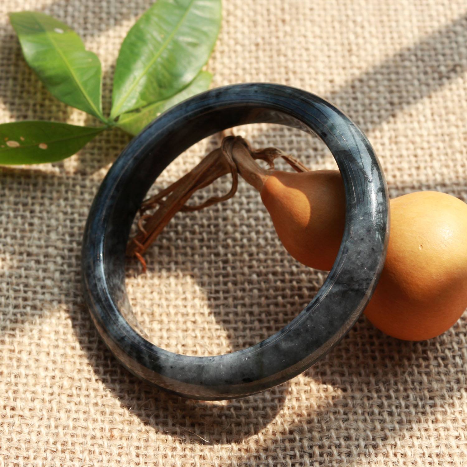 翡翠|乌鸡翡翠都是便宜的垃圾货？如果你见过冰种乌鸡，可能会改变想法