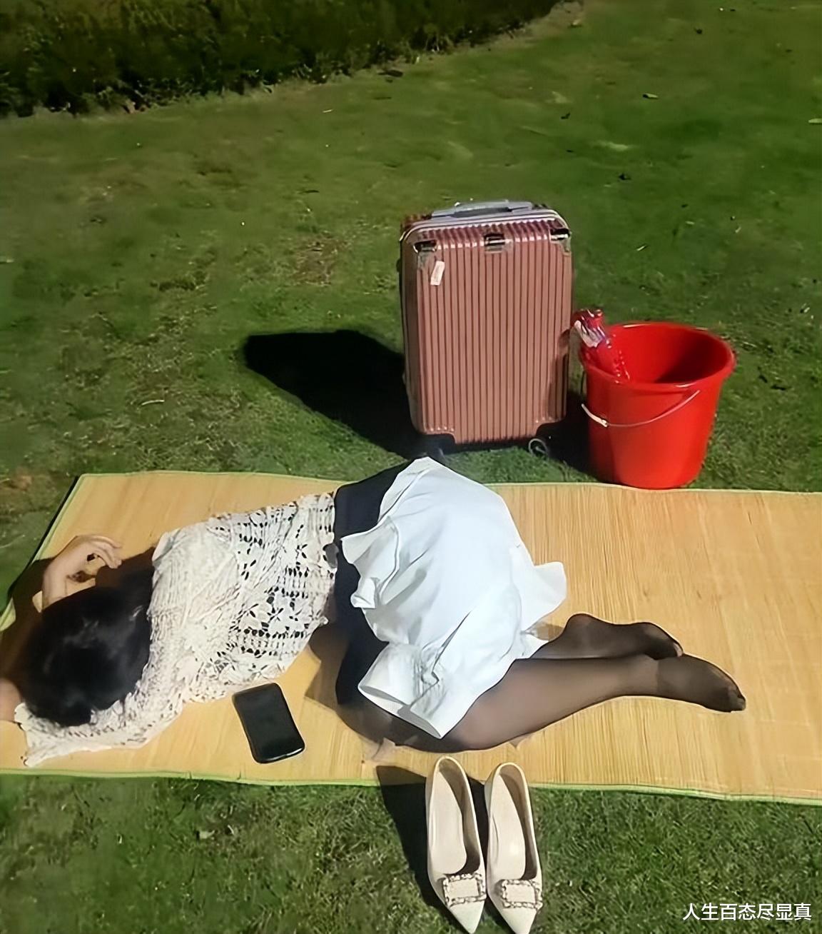 女子拖着行李睡草地,和男友吵架被赶出家门:想拿我的工资给彩礼
