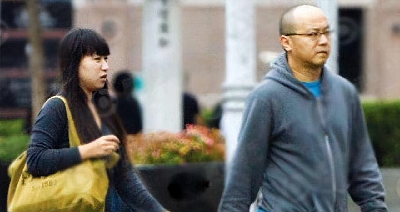 窦唯|53岁窦唯近况曝光，罕见露腼腆笑容，白发显沧桑越来越“慈祥”