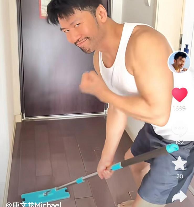 |52岁港星唐文龙定居内地，公开恋情后罕秀恩爱，女友疑似是山东人