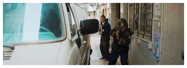 孔孝珍|一上映就拿下榜单第一,没想到,54岁邹兆龙又打出了一副“王炸”