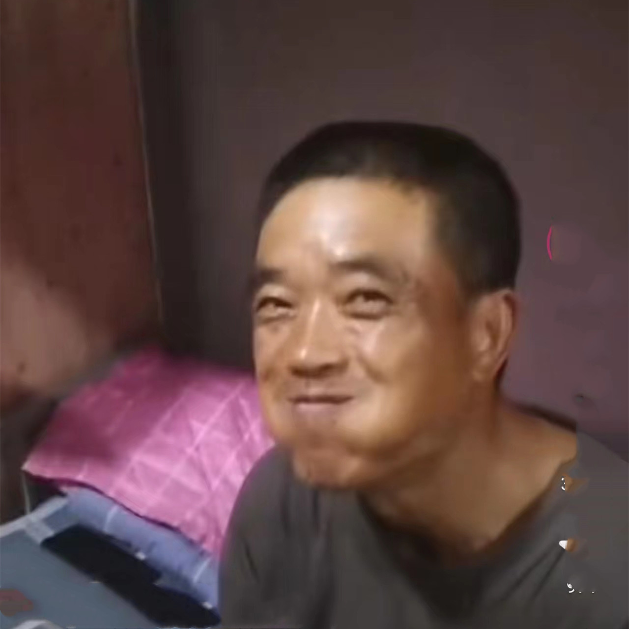 河北一男子天天吃馒头,被工友看到笑得很心酸,想多省点钱寄回家