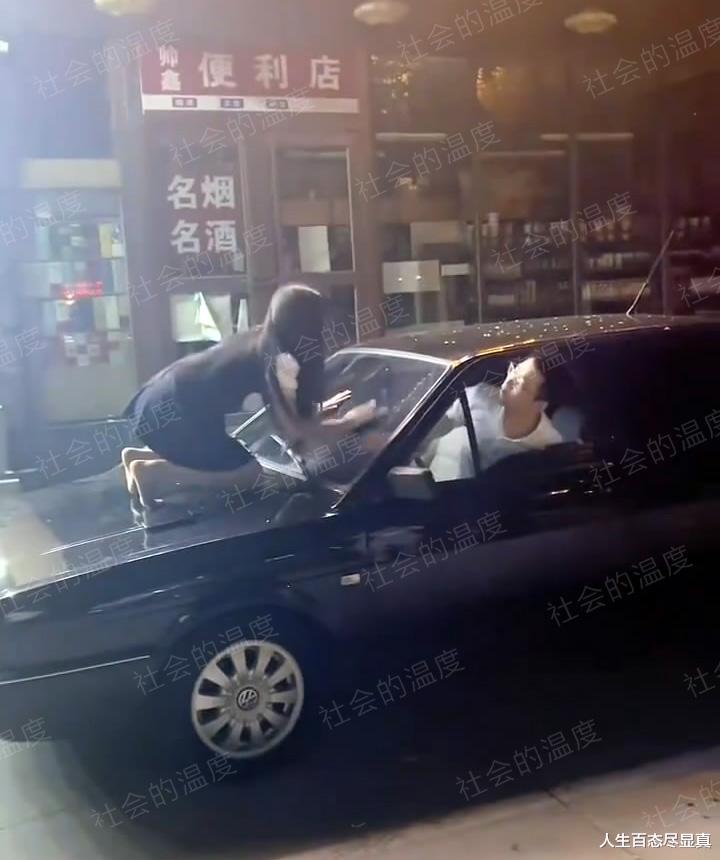 老板娘为了冲业绩当街尬舞,爬上车头喊哥哥,一个星期没开张了