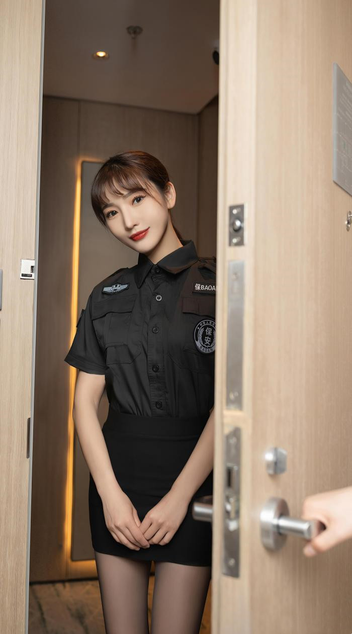 短裙 小区新来的女保安，穿一件黑色衬衫搭配包臀裙，尽显飒爽英姿之气概！