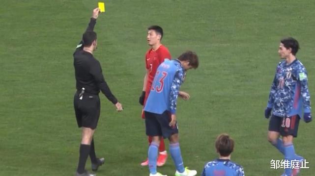日本队|国足被日本队压着打！李霄鹏被批评，蒿俊闵不如郑智，张玉宁处理球可以！