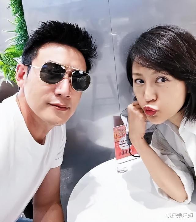 |陆毅夫妇甜蜜约会，鲍蕾嘟嘴卖萌超少女，结婚16年被老公宠成公主