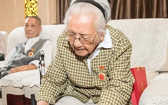 83年一汉奸身份曝光,妻子回忆:难怪当年穿得阔绰,却悄悄吃馒头