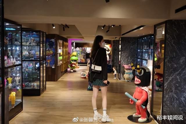 林峰|林峯夫妇外出享受二人世界，甜蜜揽肩秀恩爱，张馨月长腿吸睛