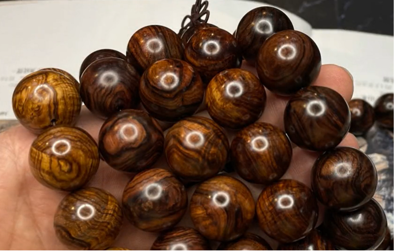 海南黄花梨|你手里的海黄手串,到底值多少钱?