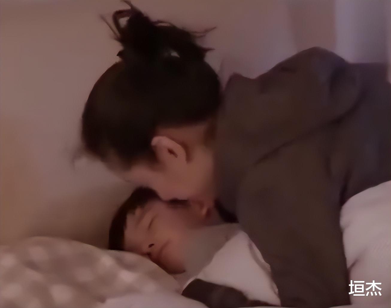 董洁|“畸形母爱”董洁:喊儿子爸爸,拍亲密婚纱照,把儿子当老公养?