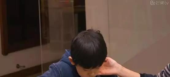 董洁|“国民初恋”董洁：与10岁儿子拍婚纱引热议，病态母爱令人唏嘘？