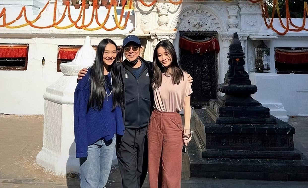 杨幂|59岁李连杰罕见露面，带妻女现身寺庙拜佛，目前已定居国外修行