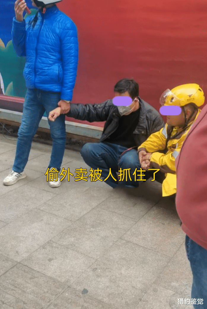 男子饿得吃不上饭偷外卖,被抓住后虚弱无力蹲地,最后的倔强没了