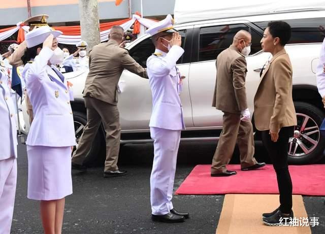 西拉米|16岁提帮功开始发力,连轴转出席慈善公务,真替苏提达捏一把汗