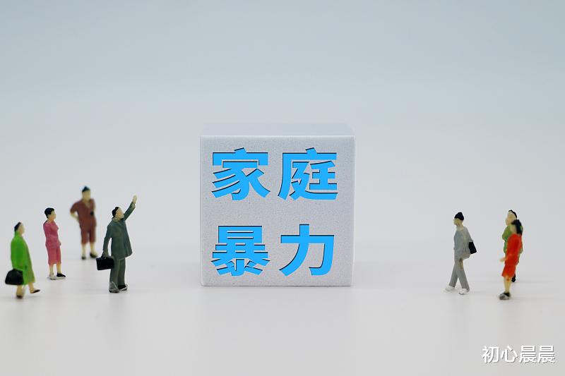 儿子年入百万不愿结婚,女儿闪婚闪离惹人非议,邻居哀叹“都是父母惹得错”!