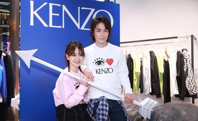 李承铉|戚薇和李承铉又在穿情侣装,两人看着太般配了,还挺显年轻的