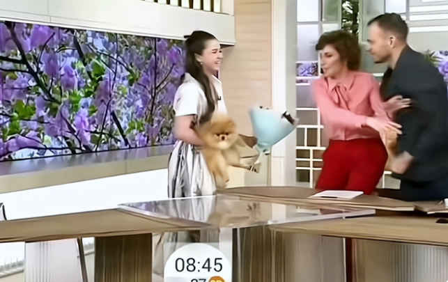 卡米拉·瓦利耶娃|16岁K宝参加节目近照曝光！身穿白裙尽显优雅，笑容堪比千金