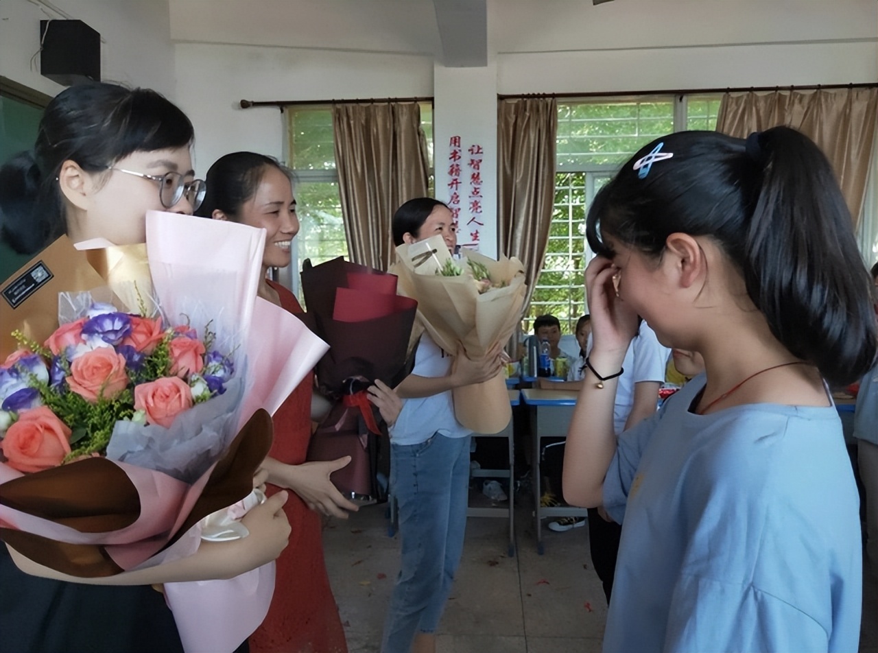 老师新婚家长提议众筹送车,被其他家长怒怼,真是太解气了