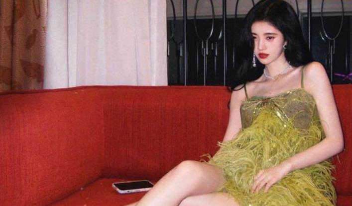 恨天高|4位小个子女星,踩凳子、穿恨天高,路拍才是真实身高