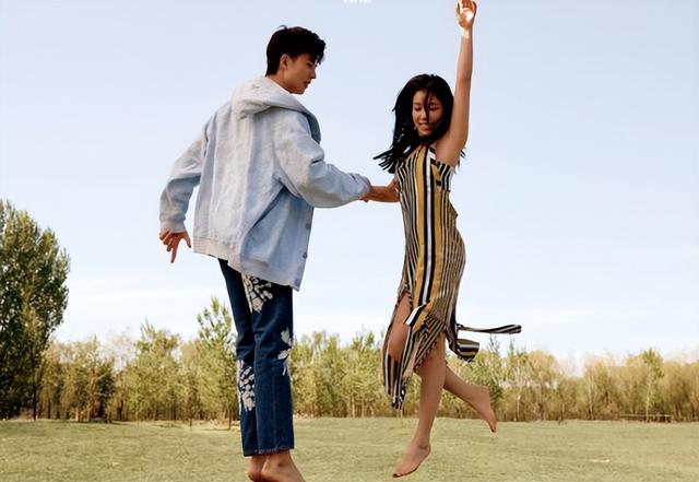 |太般配!王诗玥柳鑫宇草地上拍时尚大片,冰迷:请你们原地结婚