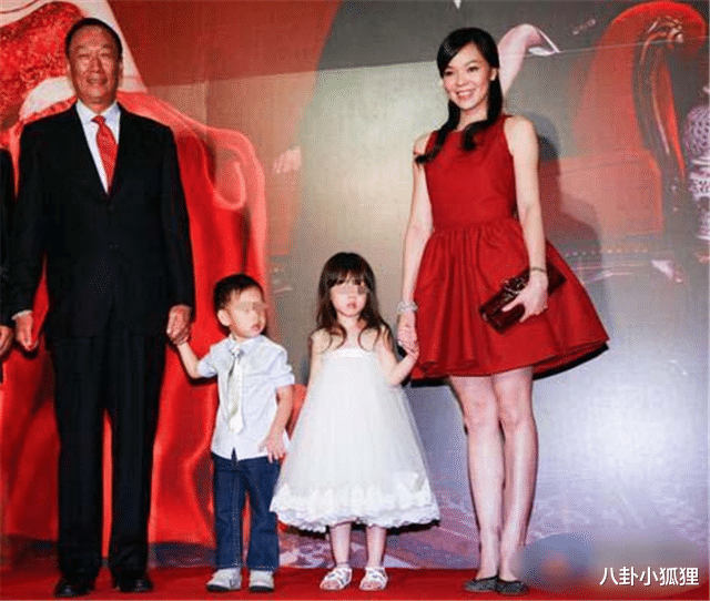 玫瑰|郭台铭办奢华派对庆结婚14周年,与小24岁娇妻同切玫瑰花蛋糕恩爱无比