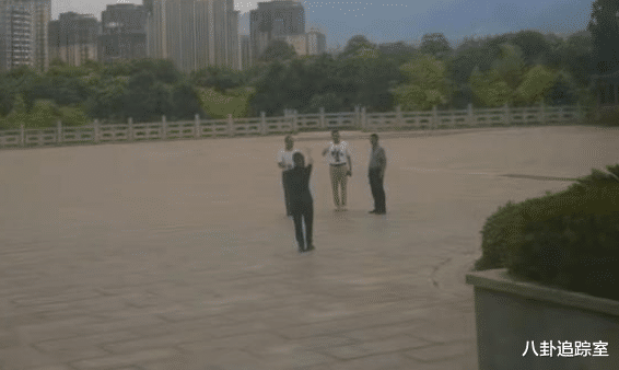 街拍|云昊直播晒许妈姚爸，与姚家男儿同屏直播，透露异地审理困难