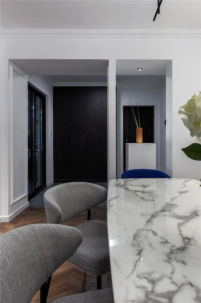 130㎡现代简雅风,极简的无主灯设计,营造一个高级优雅的空间