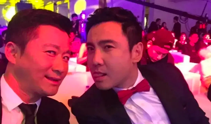 沈腾|沈腾五官立体，圆嘟嘟的脸蛋也不见了，整体看上去帅了很多。