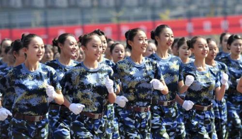 “透明军训服”走红,隐私被暴露在外,网友:学生的隐私谁来保障