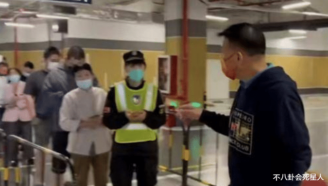 万梓良|65岁万梓良近照惹担忧,消瘦傻笑眼神茫然,被质疑有精神问题