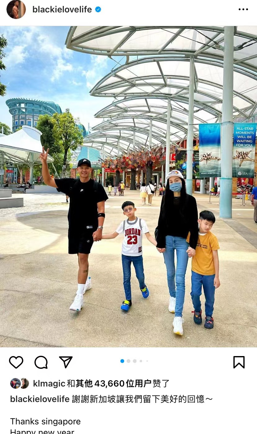 范玮琪|陈建州一家游新加坡，双胞胎儿子长得像，范玮琪逐渐走出丧父之痛