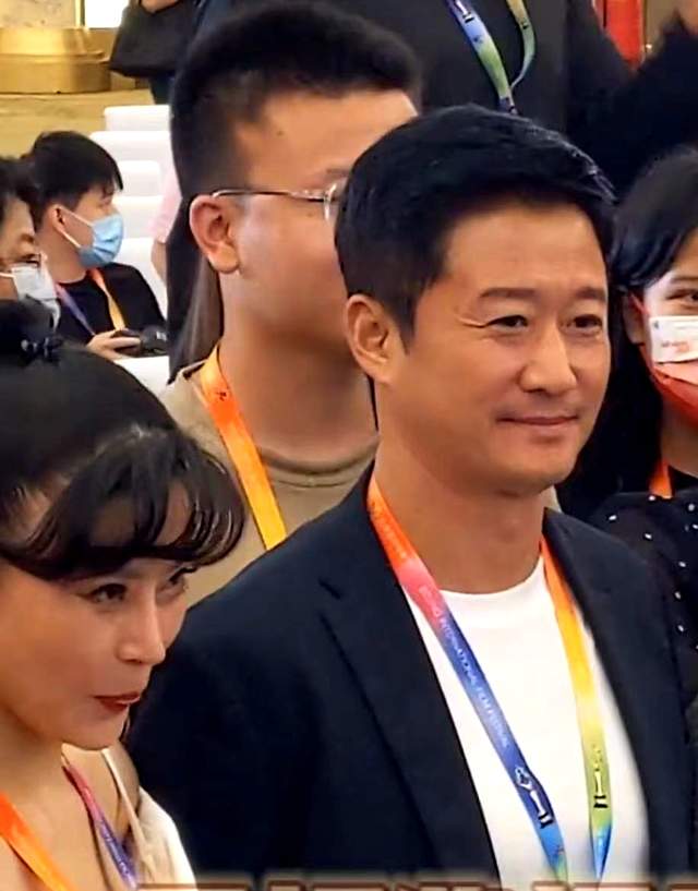 吴京|吴京两次甩开挽他手臂的美女,几乎要将女方抡出去,被赞男人楷模