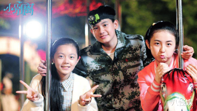 赵今麦|赵今麦同学晒中戏表演合照,麦麦素颜出镜颜值能打,人群中超惹眼