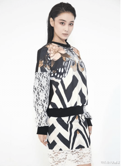 张馨予|虎豹纹的蕾丝连衣裙，张馨予再现颜值巅峰，网友：爱了！