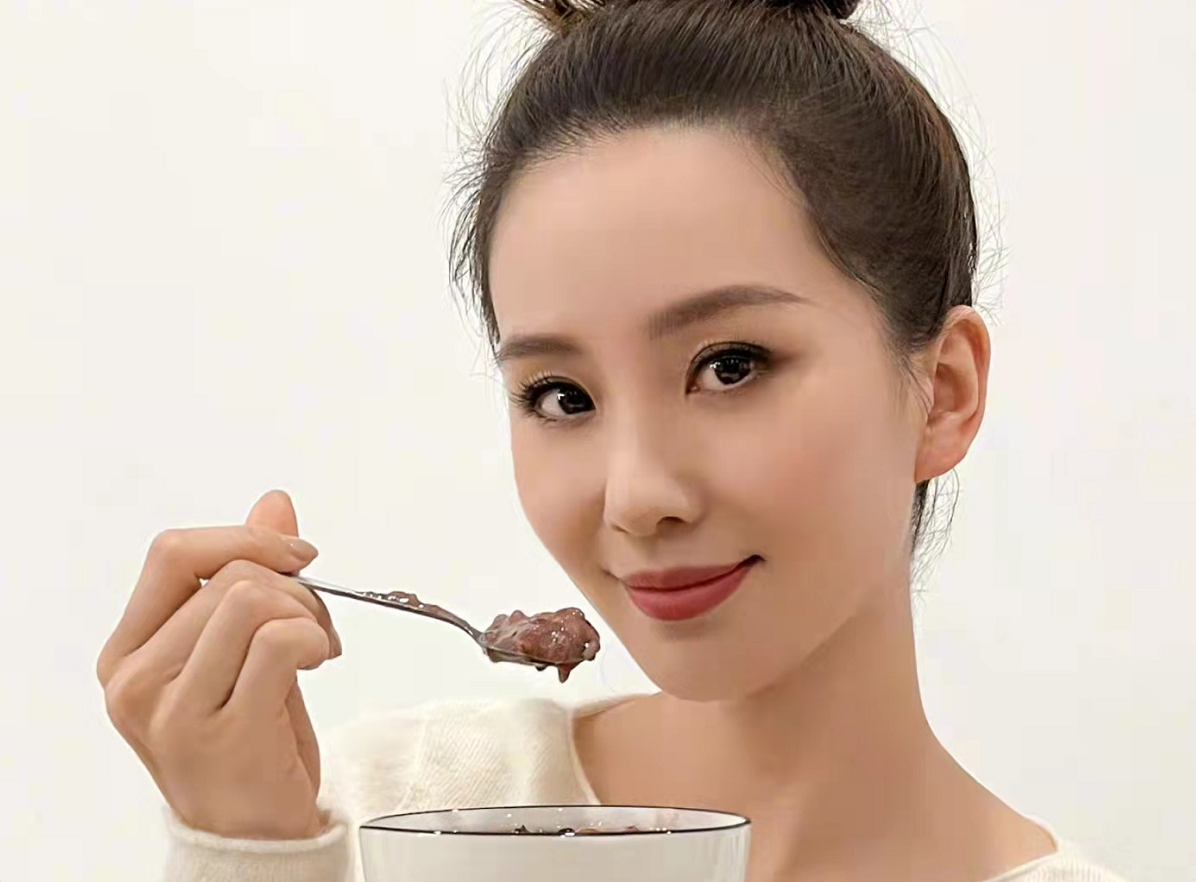 刘诗诗|刘诗诗终于勤快营业了！腊八美照扎丸子头用力过猛，好在气质出众