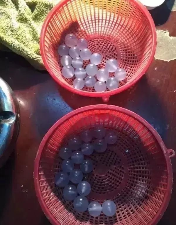 翡翠|花130万拿下的翡翠原石，手镯不要，竟全切车珠子，钱多任性！